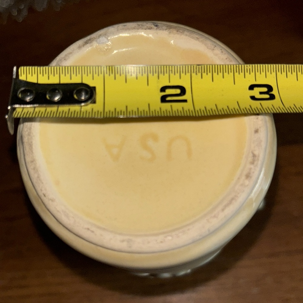 Vintage USA pale yellow beehive & floral 7” pottery vase with scroll handles - Picture 9 of 11